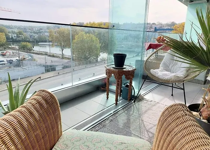 Cozy And Modern In Greater Paris